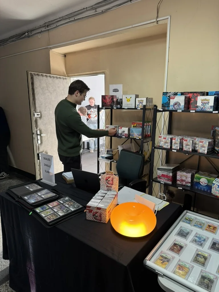 Stoisko TOKO z kartami i produktami kolekcjonerskimi na Mini CardShow