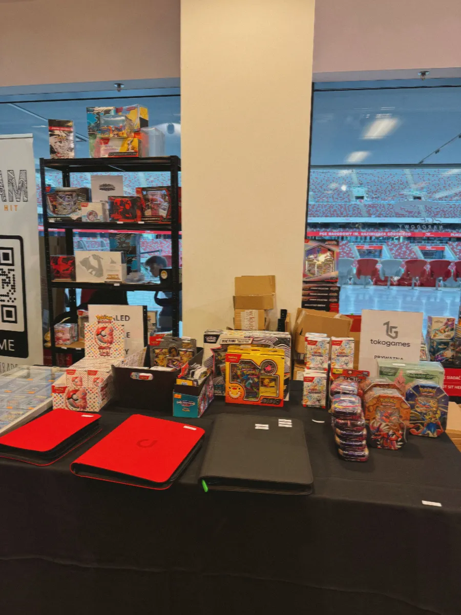 Stoisko TOKO Games z kartami kolekcjonerskimi i produktami sealed