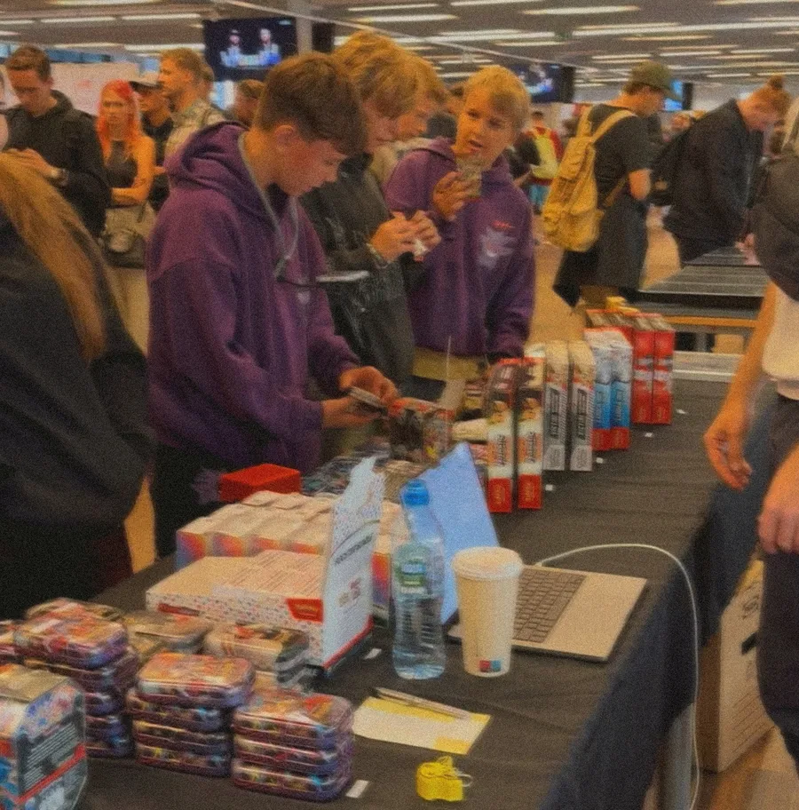 Kolekcjonerzy przy stoisku podczas Polish Card Show